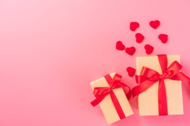 Hediye ve kutlama kavramı veren Sevgililer günü, yıldönümü, anneler günü ve doğum günü sürpriz pembe bir arka plan, boşaltmak, TOPVIEW