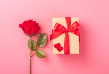 Hediye ve kutlama kavramı veren Sevgililer günü, yıldönümü, anneler günü ve doğum günü sürpriz pembe bir arka plan, boşaltmak, TOPVIEW