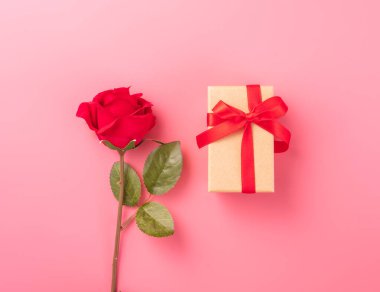 Hediye ve kutlama kavramı veren Sevgililer günü, yıldönümü, anneler günü ve doğum günü sürpriz pembe bir arka plan, boşaltmak, TOPVIEW