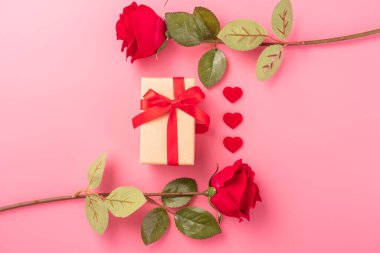 Hediye ve kutlama kavramı veren Sevgililer günü, yıldönümü, anneler günü ve doğum günü sürpriz pembe bir arka plan, boşaltmak, TOPVIEW