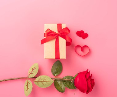 Hediye ve kutlama kavramı veren Sevgililer günü, yıldönümü, anneler günü ve doğum günü sürpriz pembe bir arka plan, boşaltmak, TOPVIEW