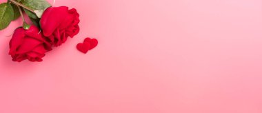 Hediye ve kutlama kavramı veren Sevgililer günü, yıldönümü, anneler günü ve doğum günü sürpriz pembe bir arka plan, boşaltmak, TOPVIEW