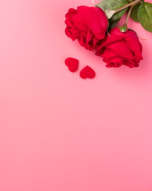 Hediye ve kutlama kavramı veren Sevgililer günü, yıldönümü, anneler günü ve doğum günü sürpriz pembe bir arka plan, boşaltmak, TOPVIEW