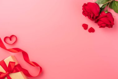 Hediye ve kutlama kavramı veren Sevgililer günü, yıldönümü, anneler günü ve doğum günü sürpriz pembe bir arka plan, boşaltmak, TOPVIEW