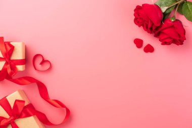 Hediye ve kutlama kavramı veren Sevgililer günü, yıldönümü, anneler günü ve doğum günü sürpriz pembe bir arka plan, boşaltmak, TOPVIEW