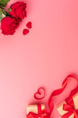 Hediye ve kutlama kavramı veren Sevgililer günü, yıldönümü, anneler günü ve doğum günü sürpriz pembe bir arka plan, boşaltmak, TOPVIEW