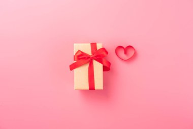 Hediye ve kutlama kavramı veren Sevgililer günü, yıldönümü, anneler günü ve doğum günü sürpriz pembe bir arka plan, boşaltmak, TOPVIEW