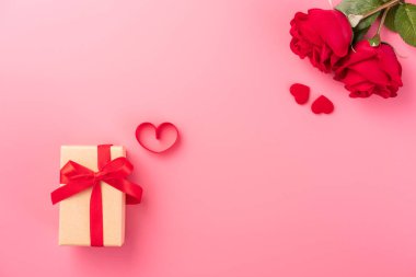 Hediye ve kutlama kavramı veren Sevgililer günü, yıldönümü, anneler günü ve doğum günü sürpriz pembe bir arka plan, boşaltmak, TOPVIEW