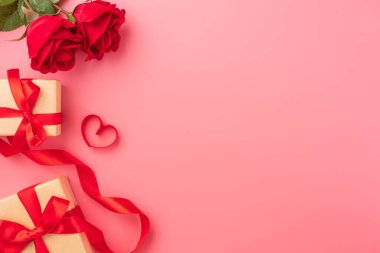 Hediye ve kutlama kavramı veren Sevgililer günü, yıldönümü, anneler günü ve doğum günü sürpriz pembe bir arka plan, boşaltmak, TOPVIEW