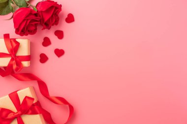 Hediye ve kutlama kavramı veren Sevgililer günü, yıldönümü, anneler günü ve doğum günü sürpriz pembe bir arka plan, boşaltmak, TOPVIEW