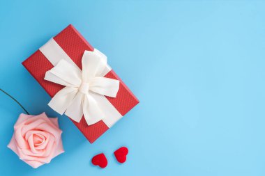 Güzel Sevgililer Günü, yıldönümü, anneler günü ve doğum günü hediyesi kavramı ve mavi arka plan, telif alanı, üst görünüm, modelleme
