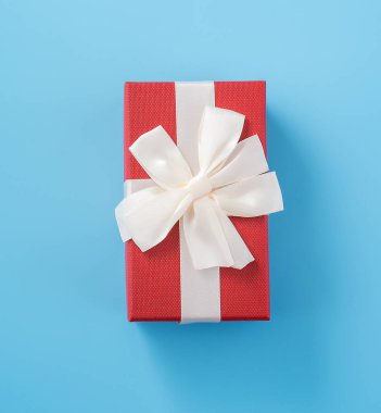 Güzel Sevgililer Günü, yıldönümü, anneler günü ve doğum günü hediyesi kavramı ve mavi arka plan, telif alanı, üst görünüm, modelleme