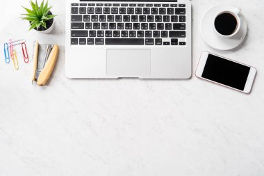 Resepsiyon smartphone, dizüstü bilgisayar, gözlük ve kahve, çalışma alanı tasarım, alay çalışma TOPVIEW, flatlay, boşaltmak, portre, stilize mermer office