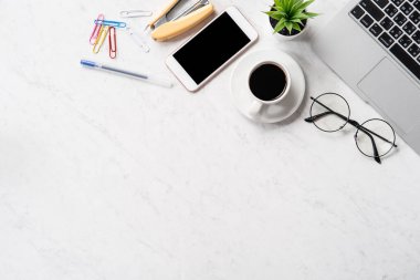 Resepsiyon smartphone, dizüstü bilgisayar, gözlük ve kahve, çalışma alanı tasarım, alay çalışma TOPVIEW, flatlay, boşaltmak, portre, stilize mermer office