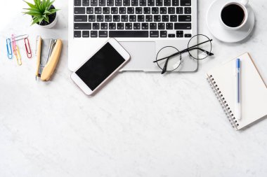 Resepsiyon smartphone, dizüstü bilgisayar, gözlük ve kahve, çalışma alanı tasarım, alay çalışma TOPVIEW, flatlay, boşaltmak, portre, stilize mermer office