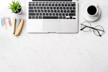 Resepsiyon smartphone, dizüstü bilgisayar, gözlük ve kahve, çalışma alanı tasarım, alay çalışma TOPVIEW, flatlay, boşaltmak, portre, stilize mermer office