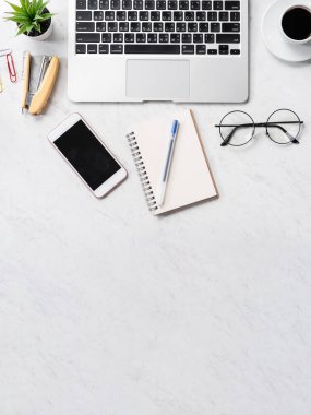 Resepsiyon smartphone, dizüstü bilgisayar, gözlük ve kahve, çalışma alanı tasarım, alay çalışma TOPVIEW, flatlay, boşaltmak, portre, stilize mermer office