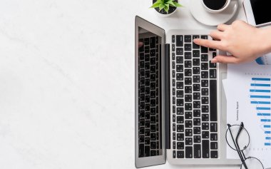 Bir kadın çevrimiçi ödeme ya da alışveriş yapıyor, ofis masasında kredi kartı ve cep telefonu taklidi yapıyor güzel moda mermer arka plan, üst görünüm, düz alan, telif alanı.