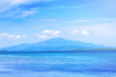 Açık mavi gökyüzü arka plan, tatil ve deniz seyahat kavramı, kopya alanı ile izole güzel okyanus sahnesi görünümü