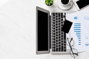 Çevrimiçi satın alma kavramı, güzel mermer arka plan, çalışma alanı tasarımı, üst görünüm, düz alan, kopyalama, kapanış, moda masası bilgisayarı ile modelleme kartı