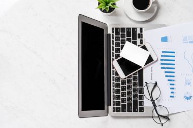 Çevrimiçi satın alma kavramı, güzel mermer arka plan, çalışma alanı tasarımı, üst görünüm, düz alan, kopyalama, kapanış, moda masası bilgisayarı ile modelleme kartı