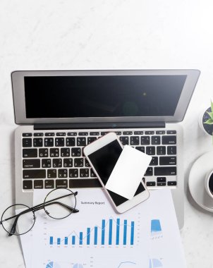 Çevrimiçi satın alma kavramı, güzel mermer arka plan, çalışma alanı tasarımı, üst görünüm, düz alan, kopyalama, kapanış, moda masası bilgisayarı ile modelleme kartı