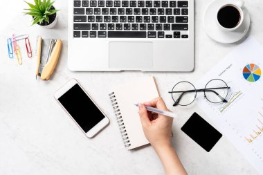 Bir kadının konsepti muhasebe yapmaktır, ofis masasında kart ve cep telefonunu taklit etmektir güzel moda mermer arka plan, kopya alanı, üst görünüm, düz alan, yakın çekim