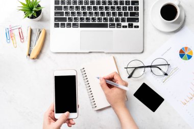 Bir kadının konsepti muhasebe yapmaktır, ofis masasında kart ve cep telefonunu taklit etmektir güzel moda mermer arka plan, kopya alanı, üst görünüm, düz alan, yakın çekim