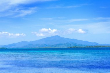 Açık mavi gökyüzü arka plan, tatil ve deniz seyahat kavramı, kopya alanı ile izole güzel okyanus sahnesi görünümü