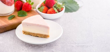 Lezzetli ve besleyici el yapımı çilek fırınlanmamış donmuş gradyan renk fromage frais cheesecake dilimi ham sarcocarp ile birlikte ayrıca açık gri arkaplan, kopyalama alanı, kapat