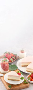 Lezzetli ve besleyici el yapımı çilek fırınlanmamış donmuş gradyan renk fromage frais cheesecake dilimi ham sarcocarp ile birlikte ayrıca açık gri arkaplan, kopyalama alanı, kapat