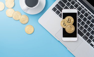 Stili temiz mavi ofis çalışma masası bitcoin, akıllı telefon, dizüstü bilgisayar ve kahve fincanı, çalışma alanı tasarımı, modelleme, üst görünüm, düz görünüm, kopyalama alanı, kapat
