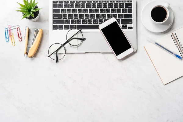 Gestileerde Marmeren Kantoor Bureau Met Smartphone Laptop Bril Koffie Werkruimte — Stockfoto