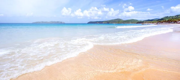 日当たりの良い青空で隔離された柔らかい波と美しい素晴らしい金色の砂浜 熱帯穏やかな観光のアイデアの概念 コピースペース クローズアップ — ストック写真