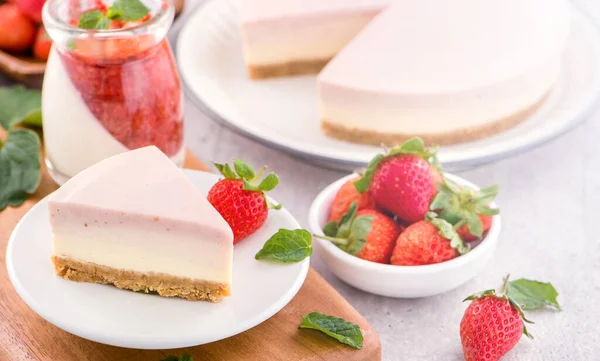Delicious Nutritious Handmade Strawberry Bake Frozen Gradient Colour Fromage Frais — Foto Stock