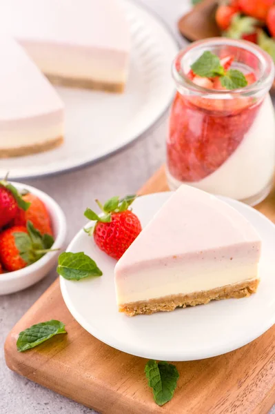 Delicious Nutritious Handmade Strawberry Bake Frozen Gradient Colour Fromage Frais — Stock Photo, Image