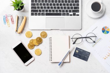 İş, muhasebe ve ödeme kavramı finansal bilgiler modern bir mermer ofis masasında izole, modelle, üst görünüm, kopya alanı, daire yatağı, yaşam tarzı, kapat