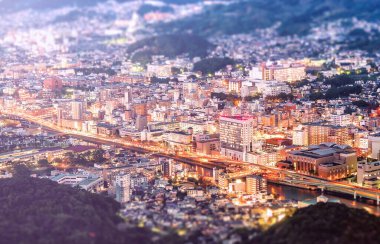 İş konsepti, eğim etkisi modern Nagasaki şehir manzarası Inasa Dağı 'ndan alacakaranlık, dünyanın en iyi üç gece görüşü, hava manzarası, kopyalama alanı.