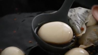 Geleneksel Tayvan yemeği pişirme ve haşlama ünlü çay yumurtaları ve evde siyah çay yaprağı ve soya sosu..