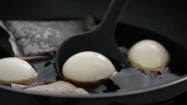 Geleneksel Tayvan yemeği pişirme ve haşlama ünlü çay yumurtaları ve evde siyah çay yaprağı ve soya sosu..