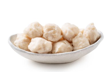 Beyaz arka planda izole edilmiş taze mürekkep balığı topunun yakın plan kesme yolu.