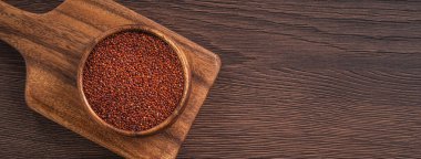 Ahşap masa arkasındaki kâsede organik kırmızının en üst görüntüsü..