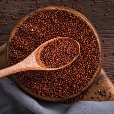 Ahşap masa arkasındaki kâsede organik kırmızının en üst görüntüsü..