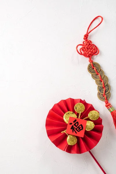 中国农历新年背景设计理念的顶部 白梅花和节日装潢 里面的字意谓着祝福 — 图库照片