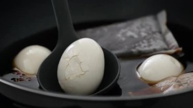 Geleneksel Tayvan yemeği pişirme ve haşlama ünlü çay yumurtaları ve evde siyah çay yaprağı ve soya sosu..