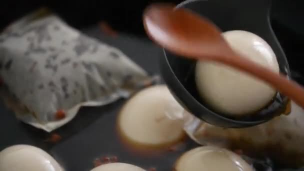 Kochen Und Kochen Traditioneller Taiwanesischer Teeeier Mit Schwarzteeblatt Und Sojasauce — Stockvideo