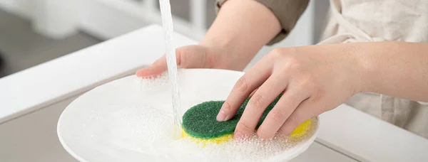 Close Woman Housewife Doing Dishes Home Kitchen Using Wash Sponge — Stock Photo, Image