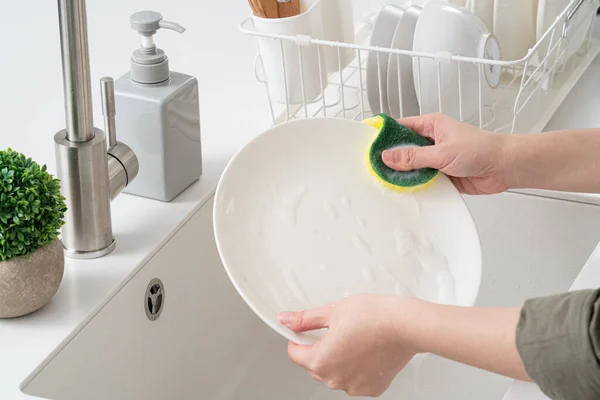 Primer Plano Mujer Ama Casa Está Lavando Los Platos Cocina —  Fotos de Stock