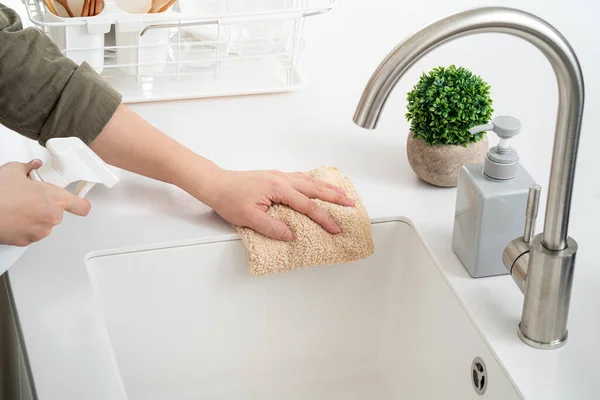 Mulher Dona Casa Está Fazendo Limpeza Primavera Casa Cozinha Com — Fotografia de Stock