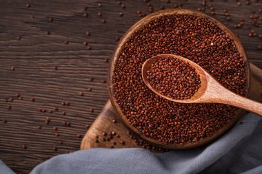 Ahşap masa arkasındaki kâsede organik kırmızının en üst görüntüsü..